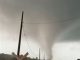 Tornado atinge cidade do Paraná e causa destruição; vídeos