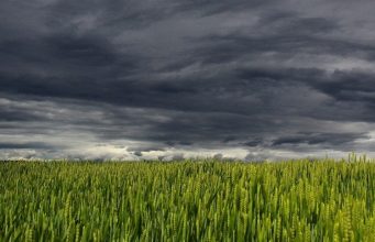 Ciclone se afasta, mas frente fria ainda traz chuva e trovoadas