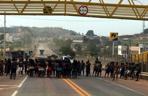 Indígenas bloqueiam na manhã de hoje(25) a BR-163 em Novo Progresso e interrompem trânsito no sentido Mato Grosso
