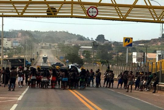 Indígenas bloqueiam na manhã de hoje(25) a BR-163 em Novo Progresso e interrompem trânsito no sentido Mato Grosso