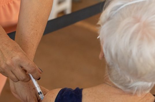 Pela 1ª vez vacina pneumo 20 é oferecida à idosos com 85 anos ou mais; saiba como vai funcionar