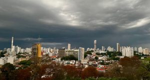 EM ALERTA! Frente fria avança por MT com chuva intensa, raios e ventos de até 70 km/h