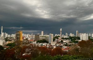 EM ALERTA! Frente fria avança por MT com chuva intensa, raios e ventos de até 70 km/h