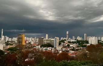 EM ALERTA! Frente fria avança por MT com chuva intensa, raios e ventos de até 70 km/h