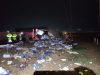 Moradores saqueiam carne de carreta tombada na BR/163 na noite desta sexta-feira(04)