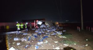 Moradores saqueiam carne de carreta tombada na BR/163 na noite desta sexta-feira(04)