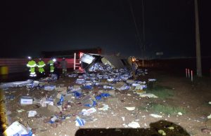 Moradores saqueiam carne de carreta tombada na BR/163 na noite desta sexta-feira(04)