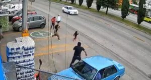 Homem em gesto heróico se joga no asfalto e salva menina de atropelamento; vídeo