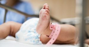 🚨 UMA TRAGÉDIA QUE PODE ACONTECER EM POUCOS MINUTOS; bebê se engasga com leite e morre