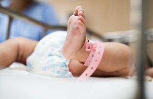 🚨 UMA TRAGÉDIA QUE PODE ACONTECER EM POUCOS MINUTOS; bebê se engasga com leite e morre