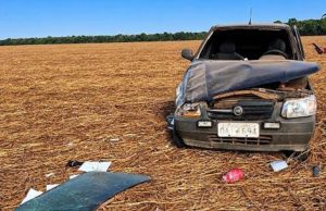 Mãe capota carro e morre após deixar filha no ponto de ônibus em MT