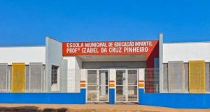 Uma escola com nome de duas professoras; erro gera impasse antes de inauguração