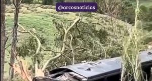 Ônibus com 48 romeiros cai em ribanceira deixa 42 feridos e seis mortos; vídeo