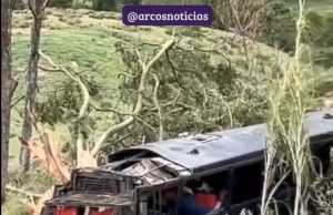 Ônibus com 48 romeiros cai em ribanceira deixa 42 feridos e seis mortos; vídeo