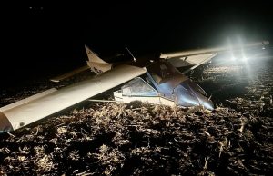 Queda de avião monomotor às margens de rodovia em MT deixa piloto e passageiro feridos