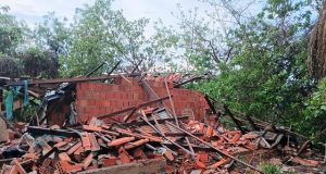 Casa desaba com temporal e mata idoso soterrado