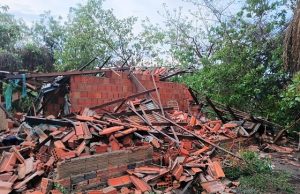 Casa desaba com temporal e mata idoso soterrado