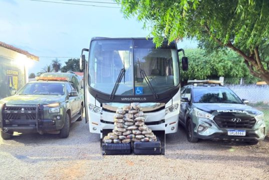 Droga é apreendida pelas PM e Gefron escondida em bagageiro de ônibus de Prefeitura Municipal de MT