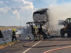 Bombeiros extinguem incêndio em carreta com carga de algodão na BR-163