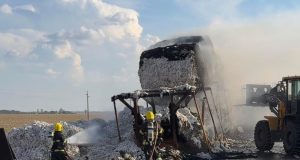 Bombeiros extinguem incêndio em carreta com carga de algodão na BR-163