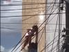 Policial arrisca a vida e salva menina de 4 anos pendurada em fios elétricos; vídeo