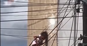 Policial arrisca a vida e salva menina de 4 anos pendurada em fios elétricos; vídeo