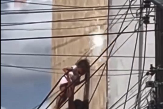 Policial arrisca a vida e salva menina de 4 anos pendurada em fios elétricos; vídeo