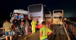 NORTE MT: colisão entre dois ônibus e caminhão deixa motorista preso às ferragens e interdita BR-163