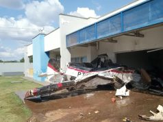 Bombeiros socorre piloto após queda de avião agrícola em creche; não houve outros feridos