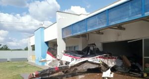 Bombeiros socorrem piloto após queda de avião agrícola em creche; não houve outros feridos